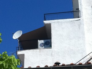 Η αντλία θερμότητας της ADTHERM διακρίνεται στο μπαλκόνι της οικίας του Μιχάλη Παλάσκα στο κέντρο των Γρεβενών