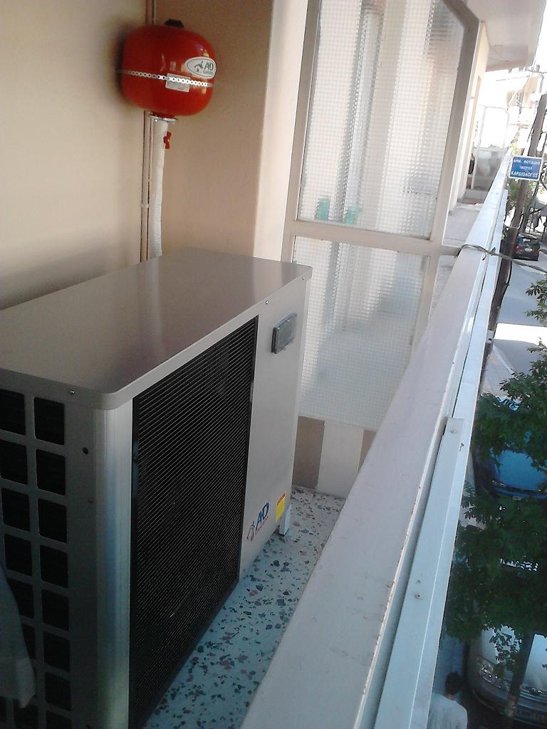Η αντλία χαμηλών θερμοκρασιών 8 KW που τοποθετήθηκε στο μπαλκόνι του ιατρείου του αγγειολόγου Κωνσταντίνου Χατζηπαντελή στην Κατερίνη