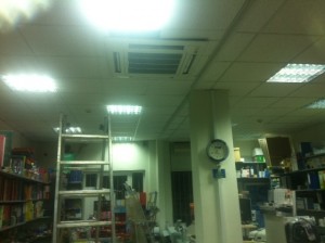 H inverter κασέτα οροφής στο βιβλιοπωλείο του κ. Γιάννη Σίμου