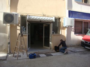 Οι εξωτερικές μονάδες των δύο κλιματιστικών στην Καστοριά
