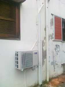 Η εξωτερική μονάδα του inverter κλιματιστικού 12.000 Btu που τοποθετήθηκε στην οικία της κ. Σοφίας Νικολαίδου