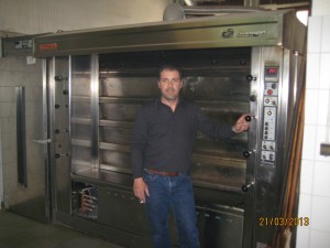 Ο συνεργάτης της ADTHERM στη Φθιώτιδα, μηχανολόγος-μηχανικός Ηλίας Καρέλης, που εγκατέστησε τον καυστήρα πέλλετ στον κυκλοθερμικό φούρνο του αρτοποιείου των αφων Χριστοδούλου