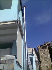 Η ανοξείδωτη καμινάδα ύψους 8 μέτρων που εγκαταστάθηκε στην οικία του κ. Μπάμπη Παντελίδη