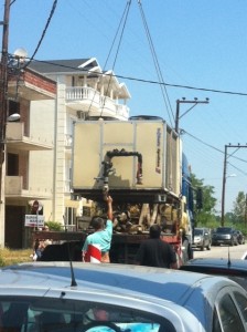 Ο παλιός ψύκτης φορτώνεται σε φορτηγό