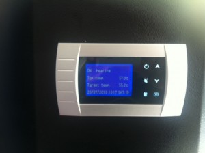 Το ψηφιακό display του μπόιλερ με αντλία θερμότητας